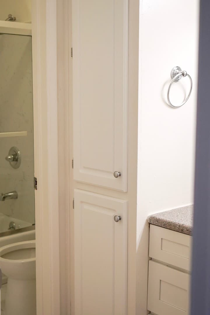 Los Angeles Apartment: 617 North Orange Drive
