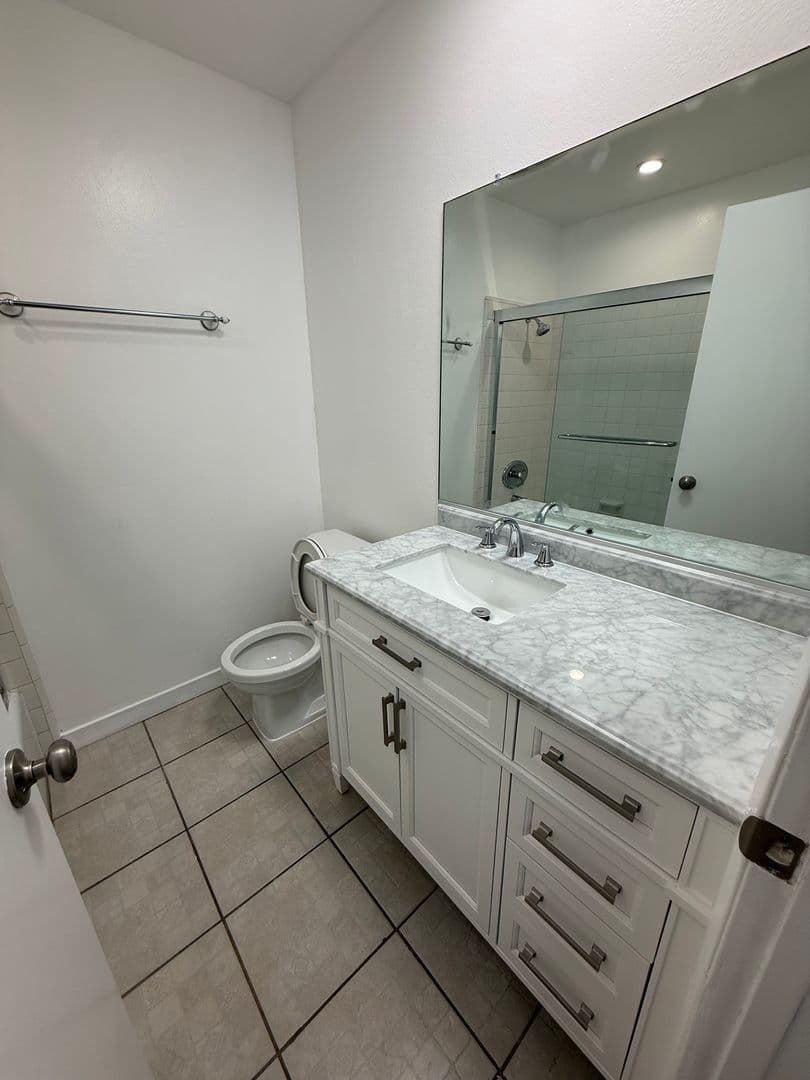 West Hollywood Apartment: 816 Westmount Drive