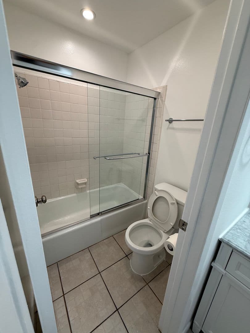 West Hollywood Apartment: 816 Westmount Drive