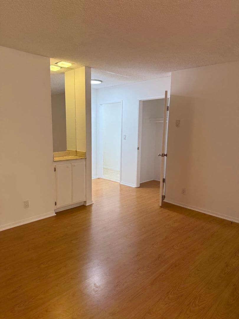West Hollywood Apartment: 816 Westmount Drive