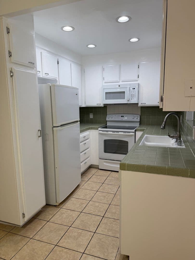 West Hollywood Apartment: 816 Westmount Drive