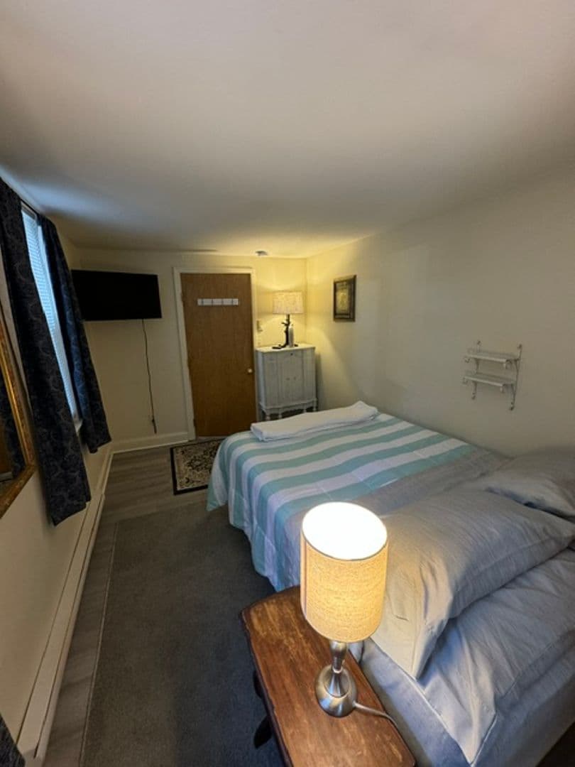 Newmarket Apartment: 11 Lincoln Ave.