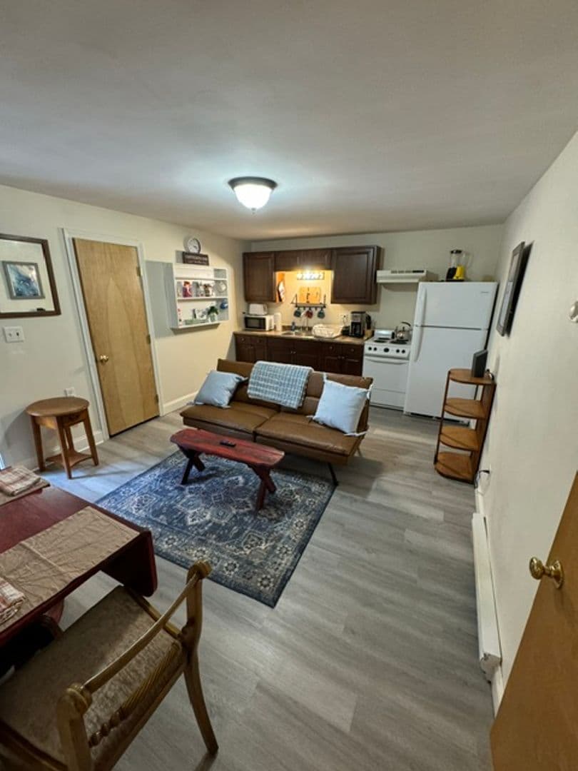 Newmarket Apartment: 11 Lincoln Ave.