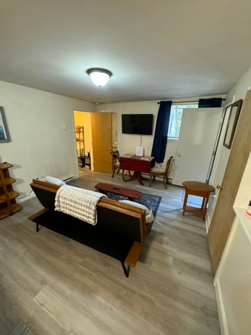 Newmarket Apartment: 11 Lincoln Ave.
