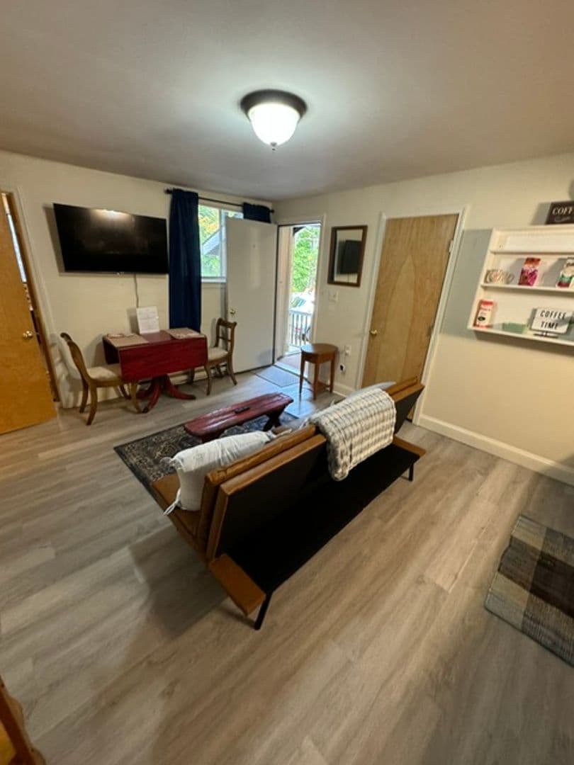 Newmarket Apartment: 11 Lincoln Ave.