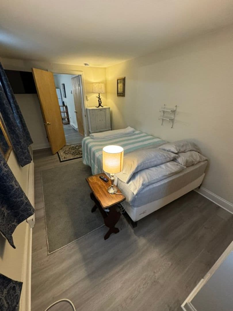 Newmarket Apartment: 11 Lincoln Ave.