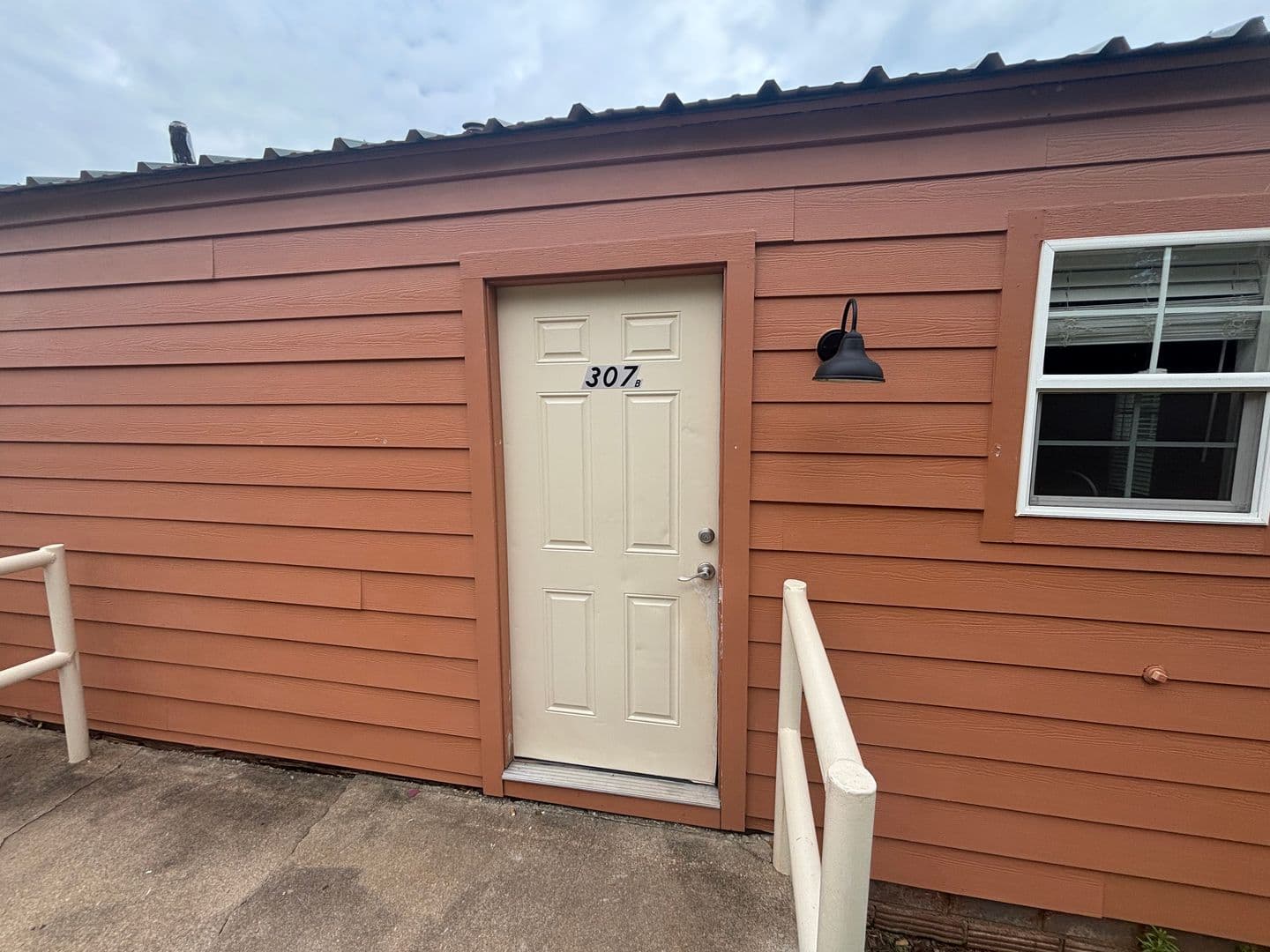 Stillwater Apartment: 305 E Virginia Ave
