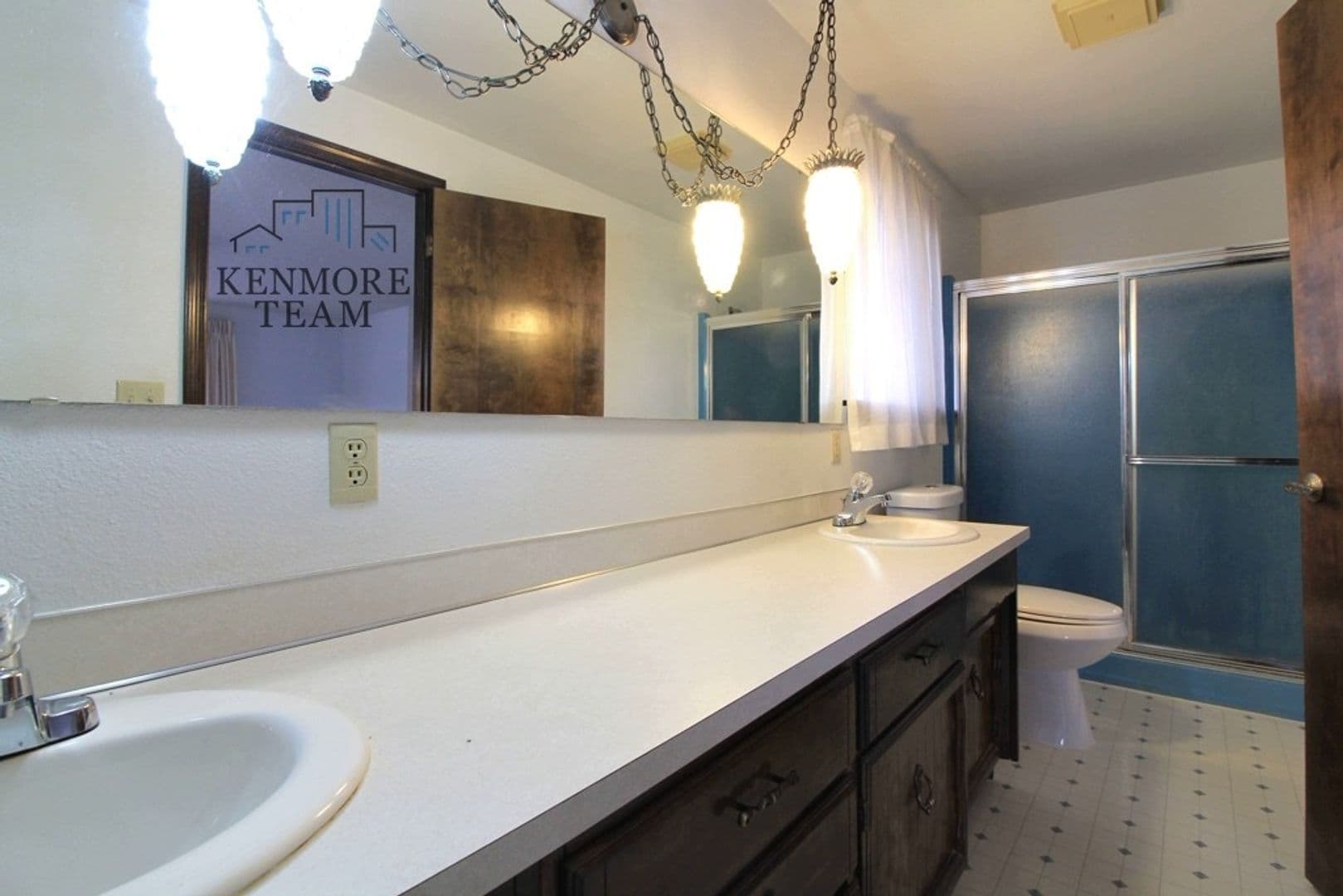 KENNEWICK House: 905 E EASTLAKE DR