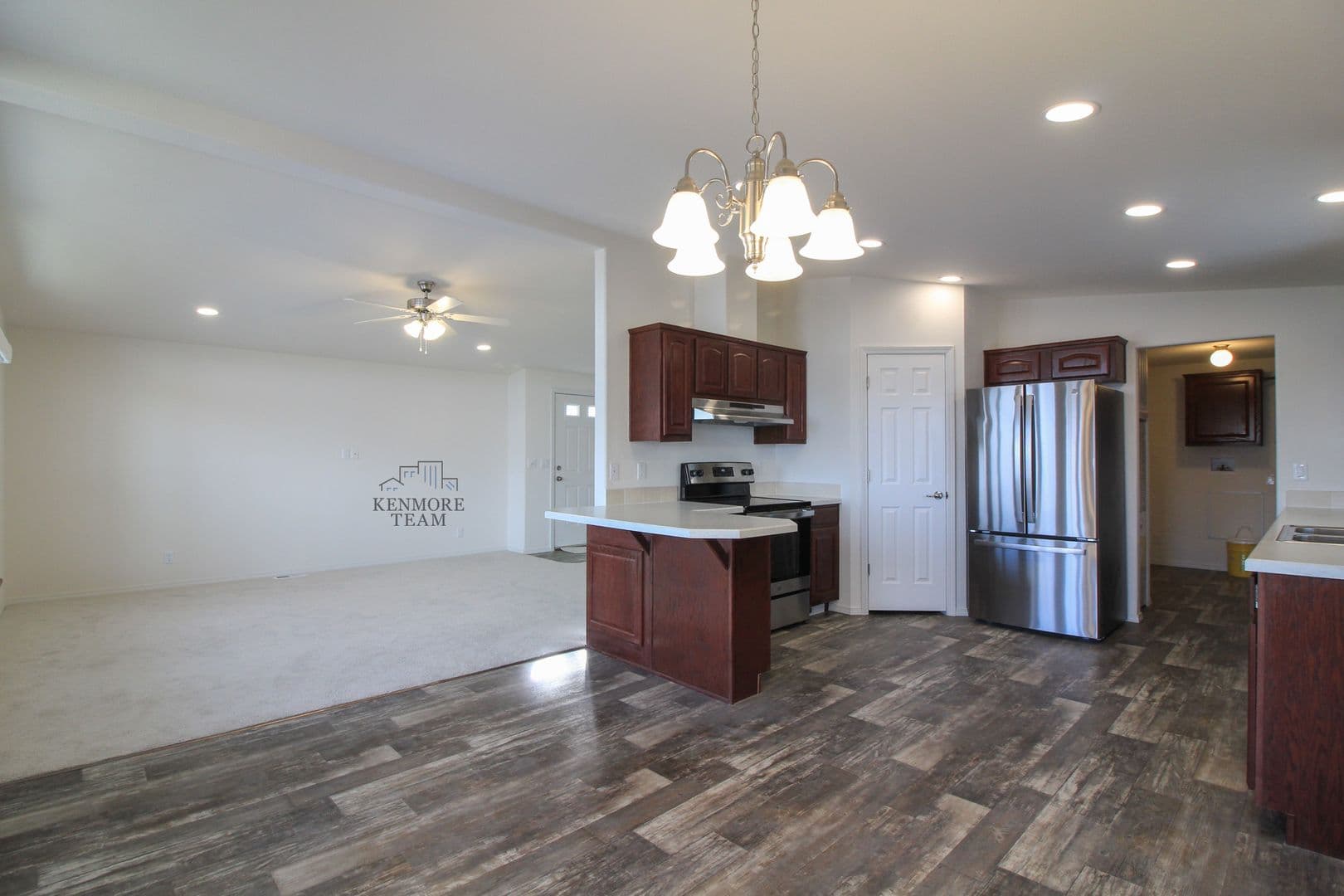KENNEWICK House: 1214 N MORAIN LP