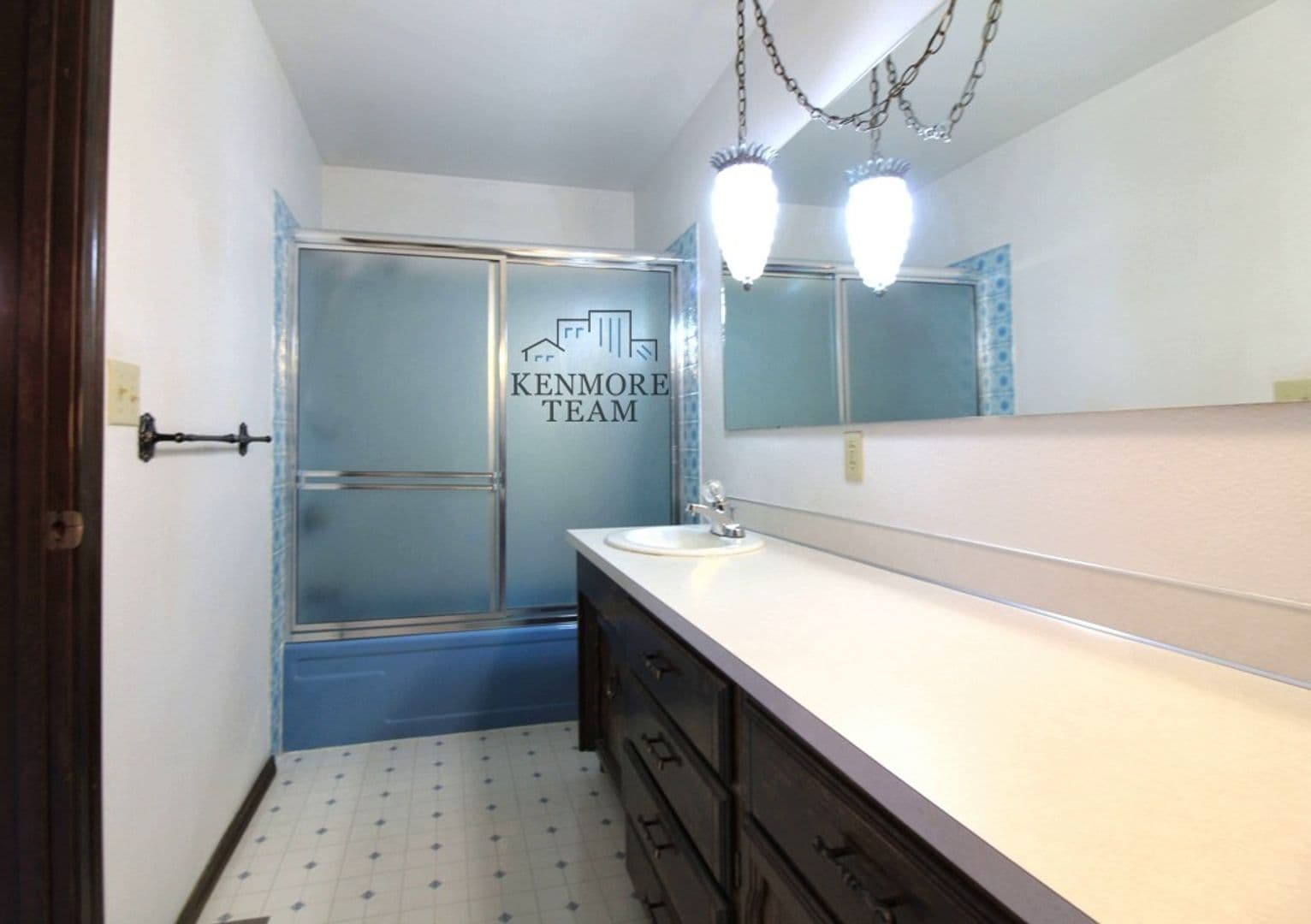 KENNEWICK House: 905 E EASTLAKE DR