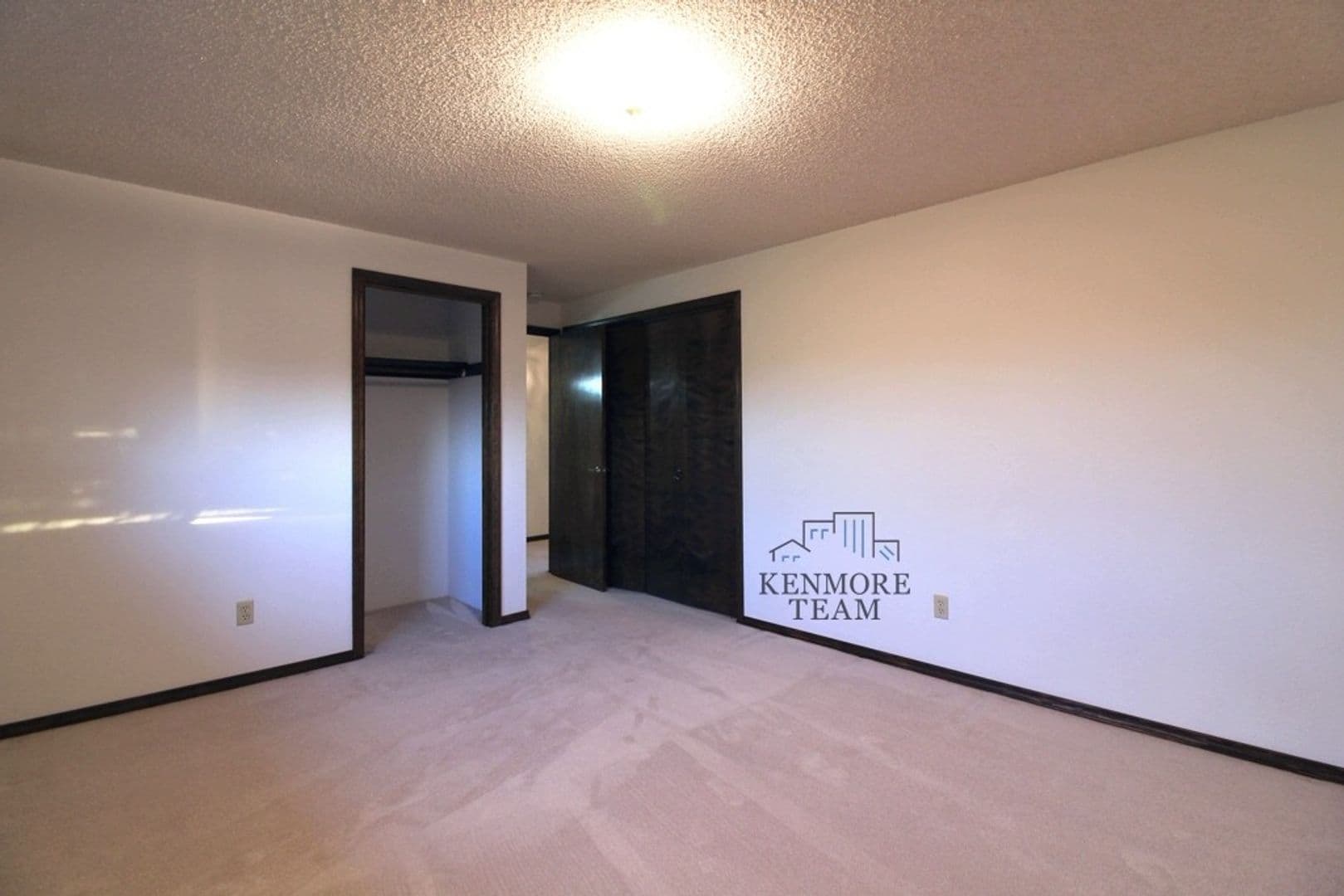 KENNEWICK House: 905 E EASTLAKE DR