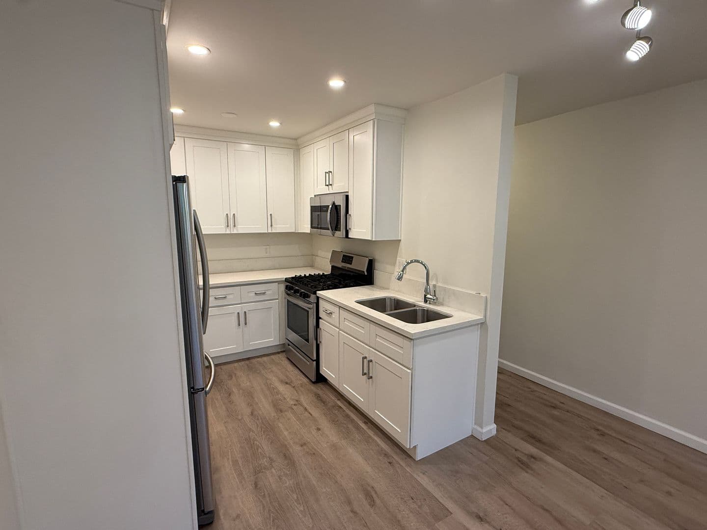 Marina Del Rey Apartment: 33 Driftwood St.