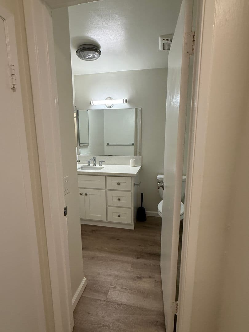 Marina Del Rey Apartment: 33 Driftwood St.