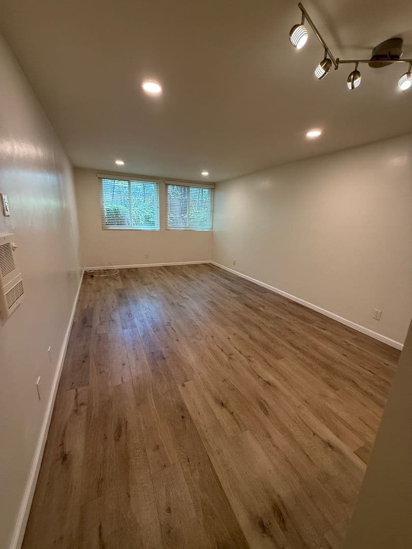 Marina Del Rey Apartment: 33 Driftwood St.
