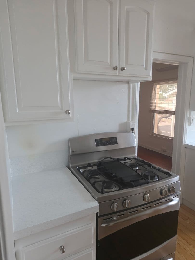 Los Angeles Apartment: 5119 W. 21st Street