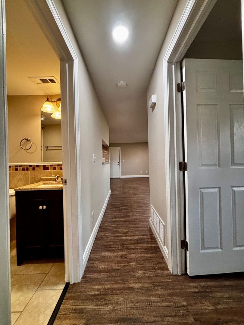 Kettering Apartment: 4420 - 4440  Flowerdale Avenue