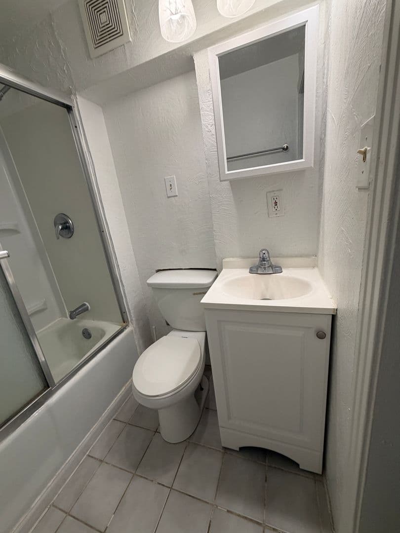 Pittsburgh Apartment: 218 North Craig St