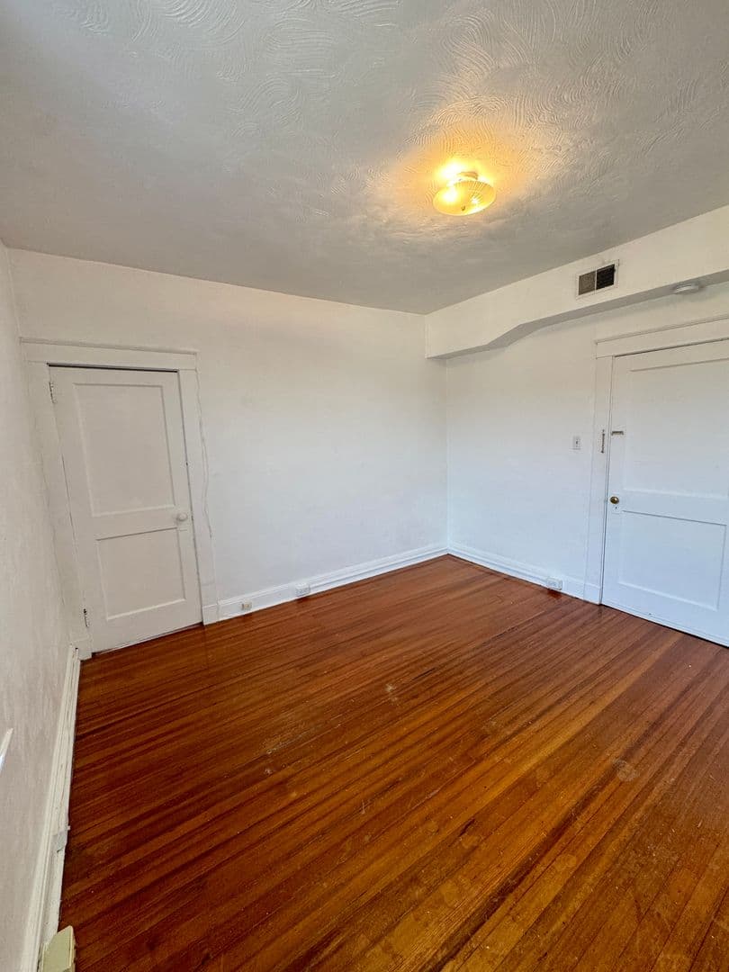 Pittsburgh Apartment: 5752 Ellsworth Ave