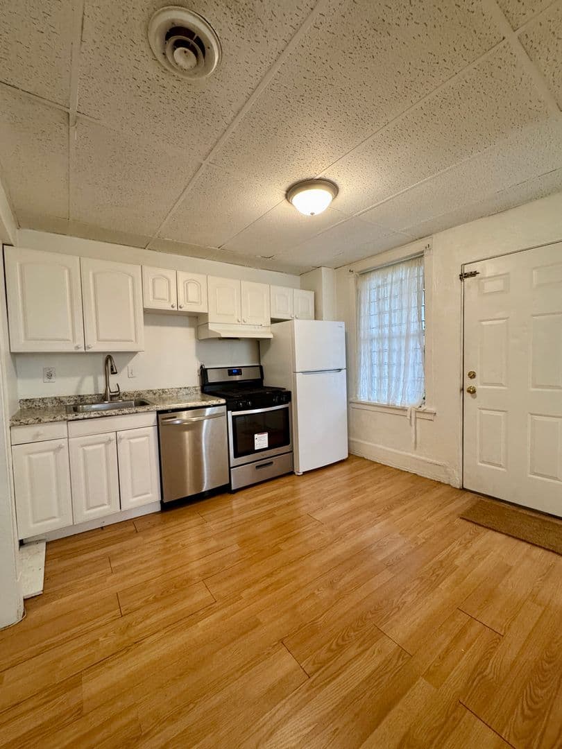 Pittsburgh Apartment: 218 North Craig St
