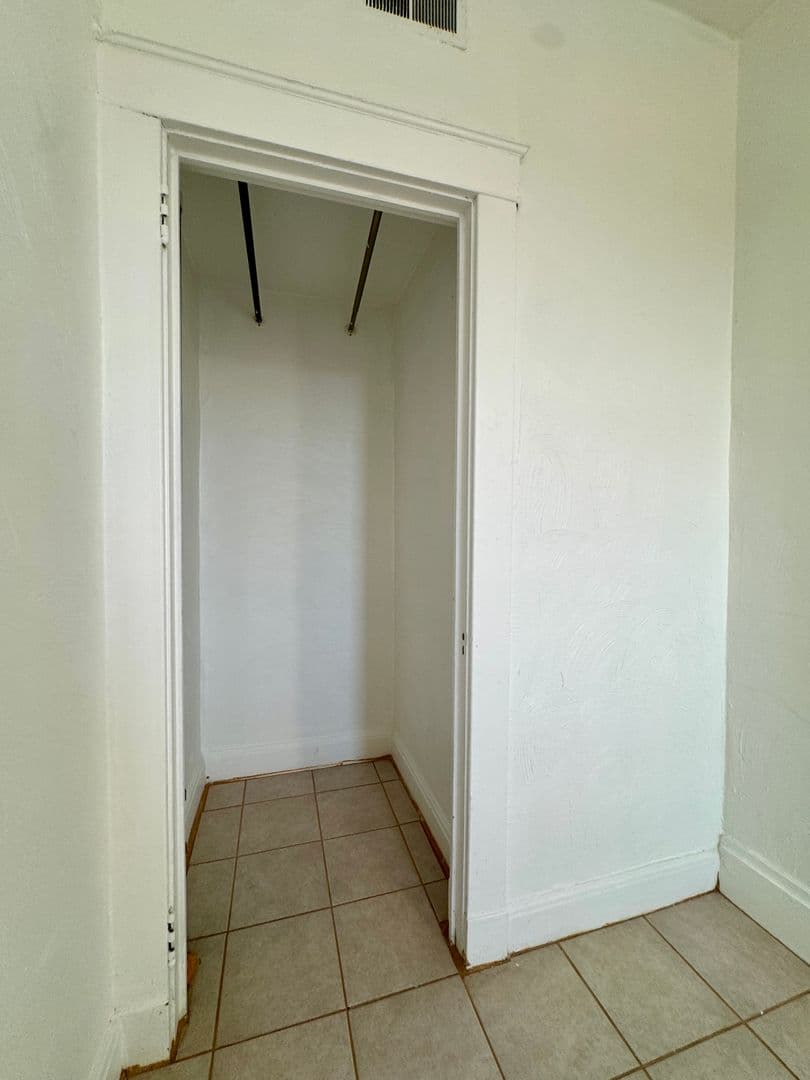 Pittsburgh Apartment: 5752 Ellsworth Ave