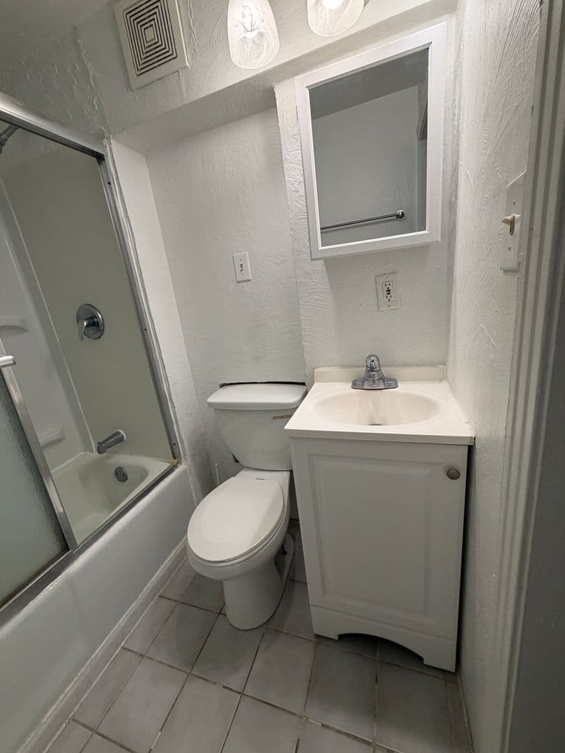 Pittsburgh Apartment: 218 North Craig St