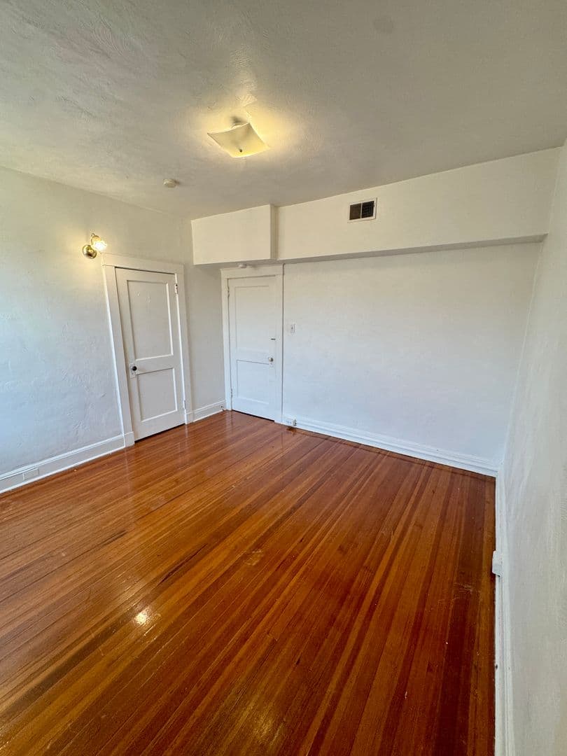 Pittsburgh Apartment: 5752 Ellsworth Ave