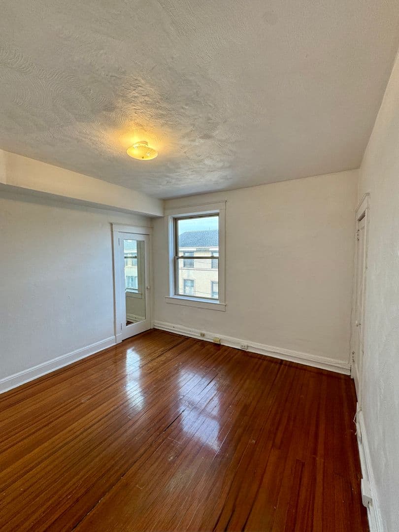 Pittsburgh Apartment: 5752 Ellsworth Ave