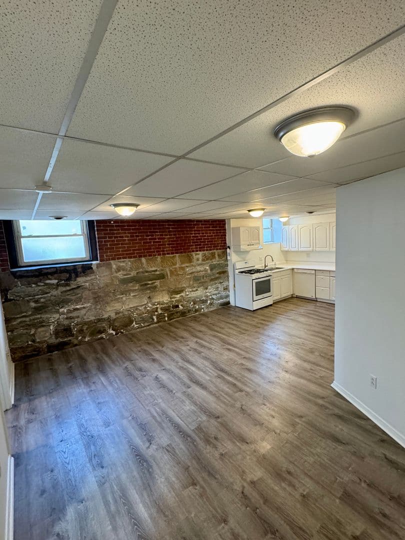 Pittsburgh Apartment: 5752 Ellsworth Ave