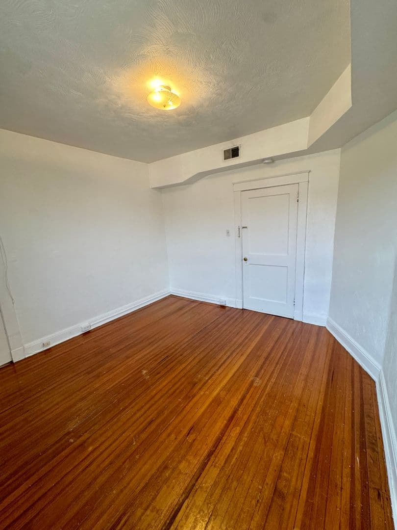 Pittsburgh Apartment: 5752 Ellsworth Ave