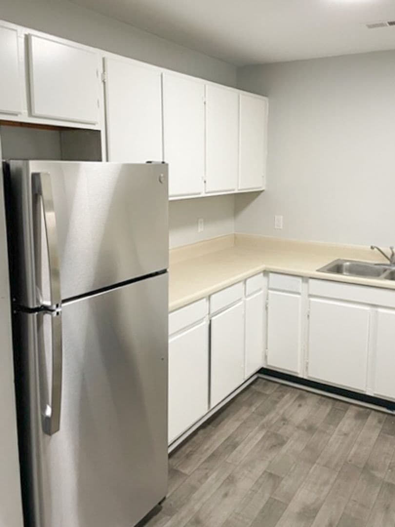 South Hill Apartment: 881 Powell Dr