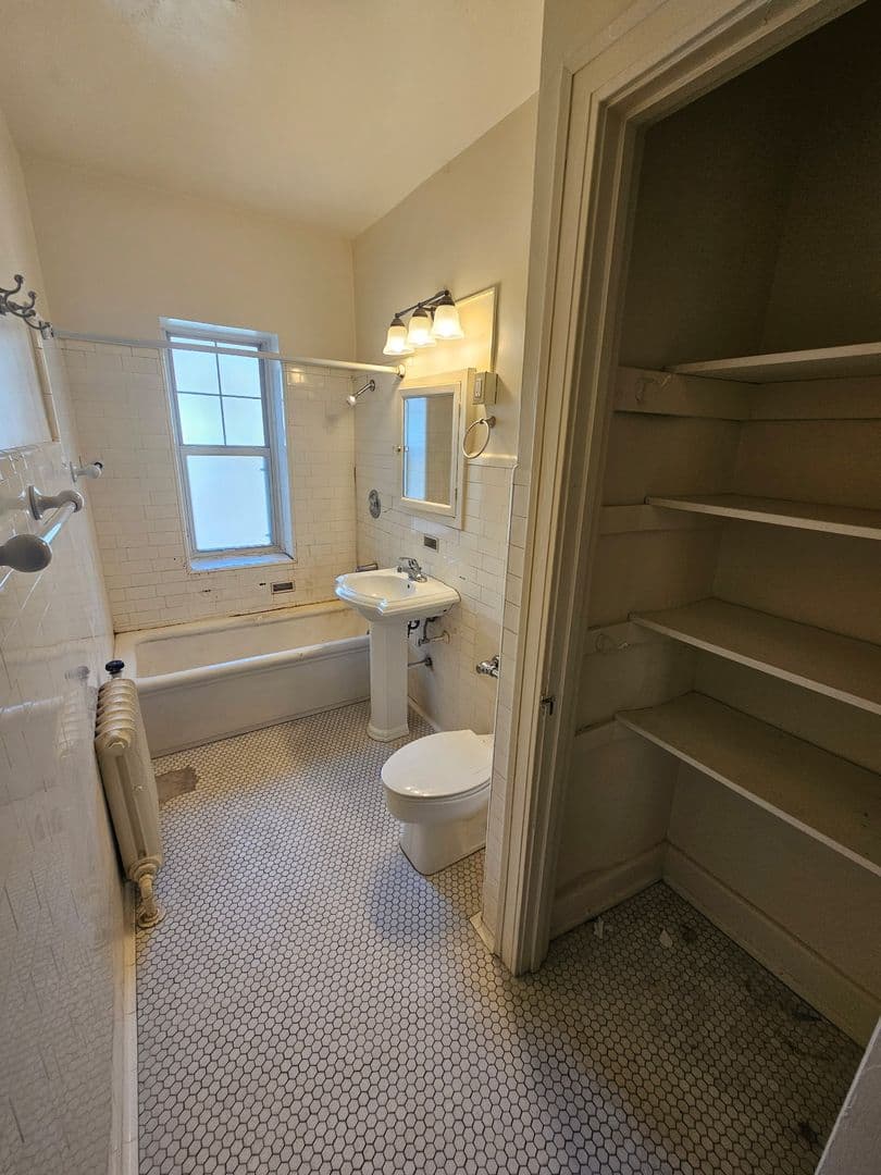 Milwaukee Apartment: 709 E. Juneau Ave.