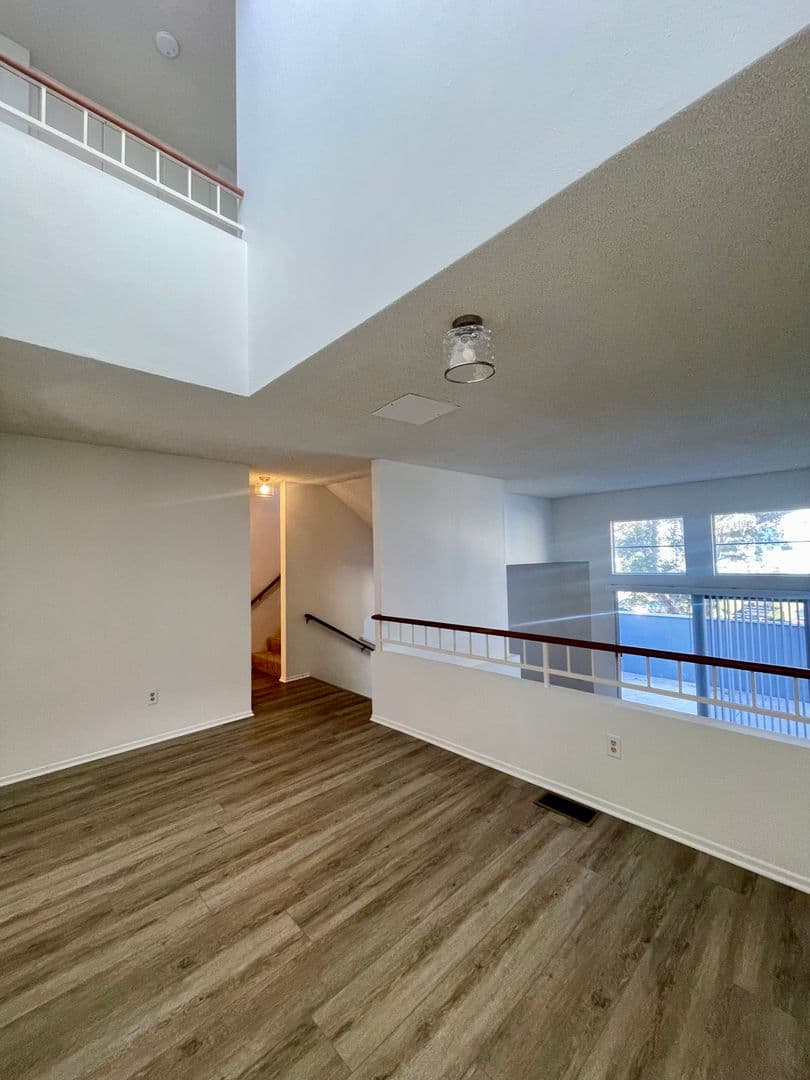 Ventura Condo: 1026 Barber Ln