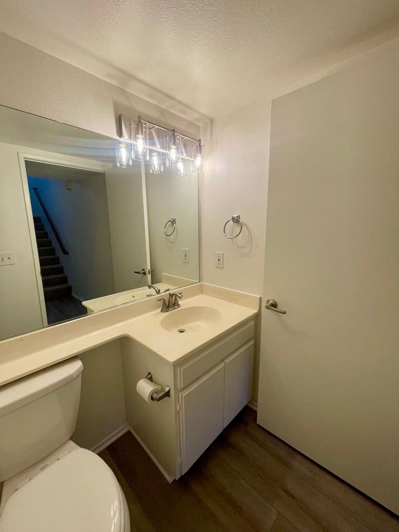 Ventura Condo: 1026 Barber Ln