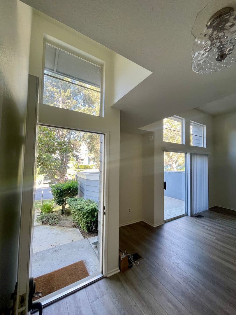 Ventura Condo: 1026 Barber Ln