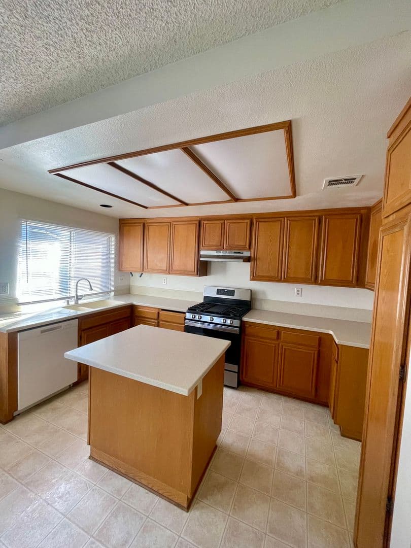 Ventura Condo: 1026 Barber Ln