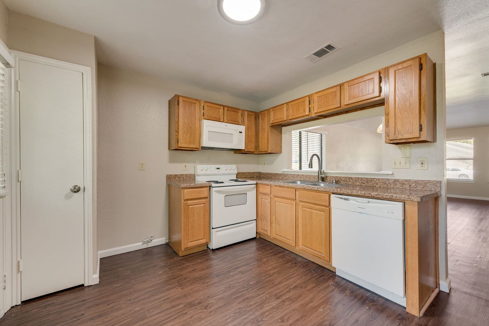 Euless Townhome: 208 E Denton Drive