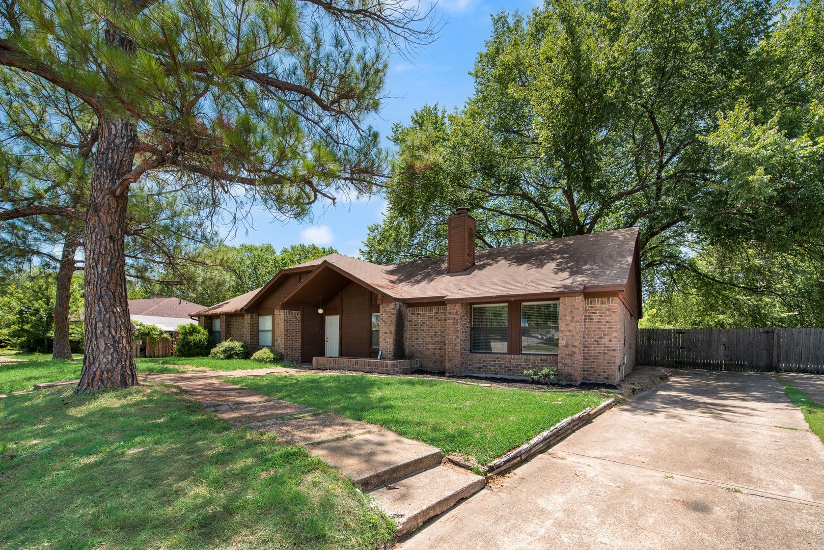Euless Townhome: 208 E Denton Drive