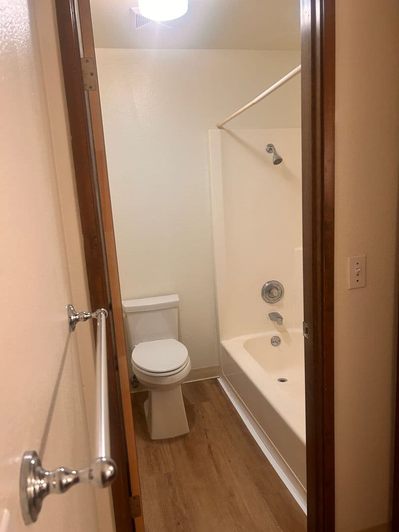 Vancouver Apartment: 607 R St.