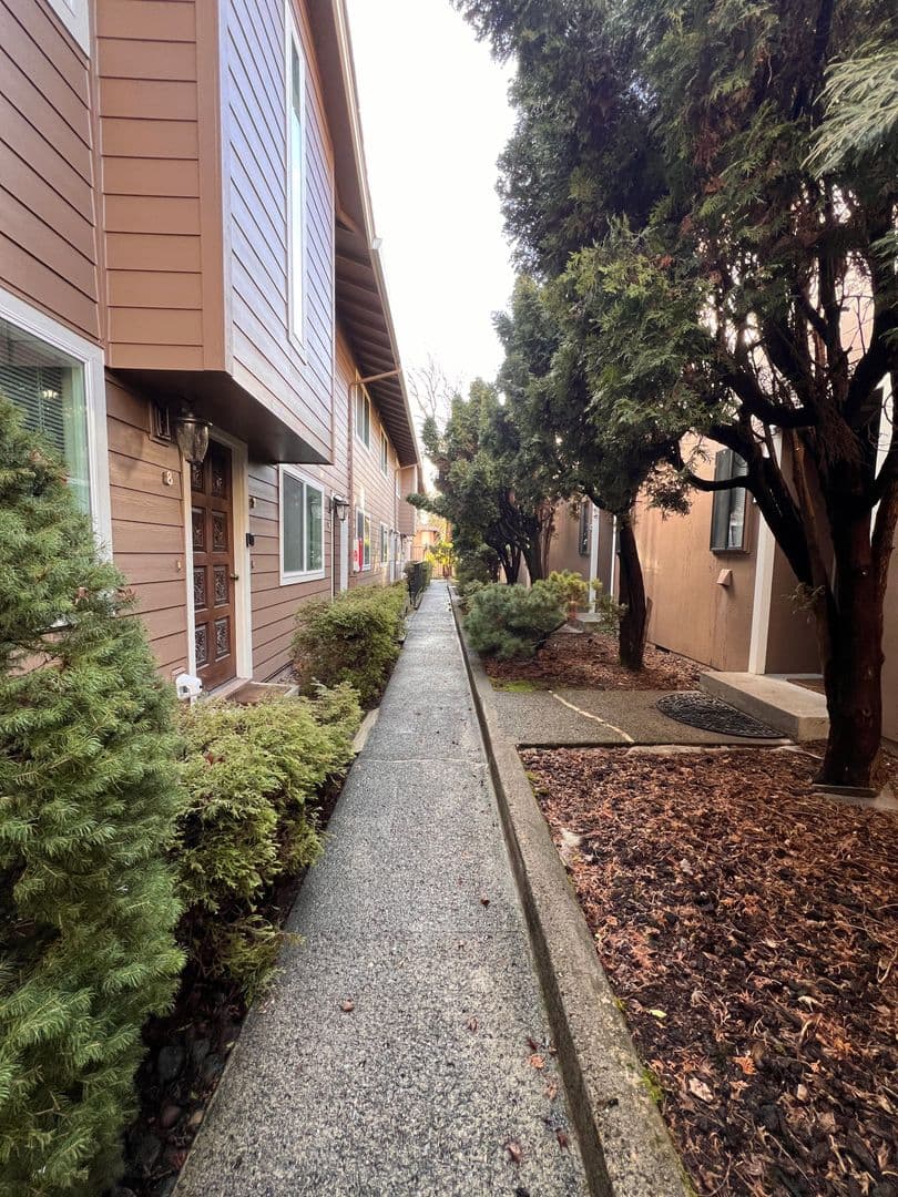 Vancouver Apartment: 607 R St.