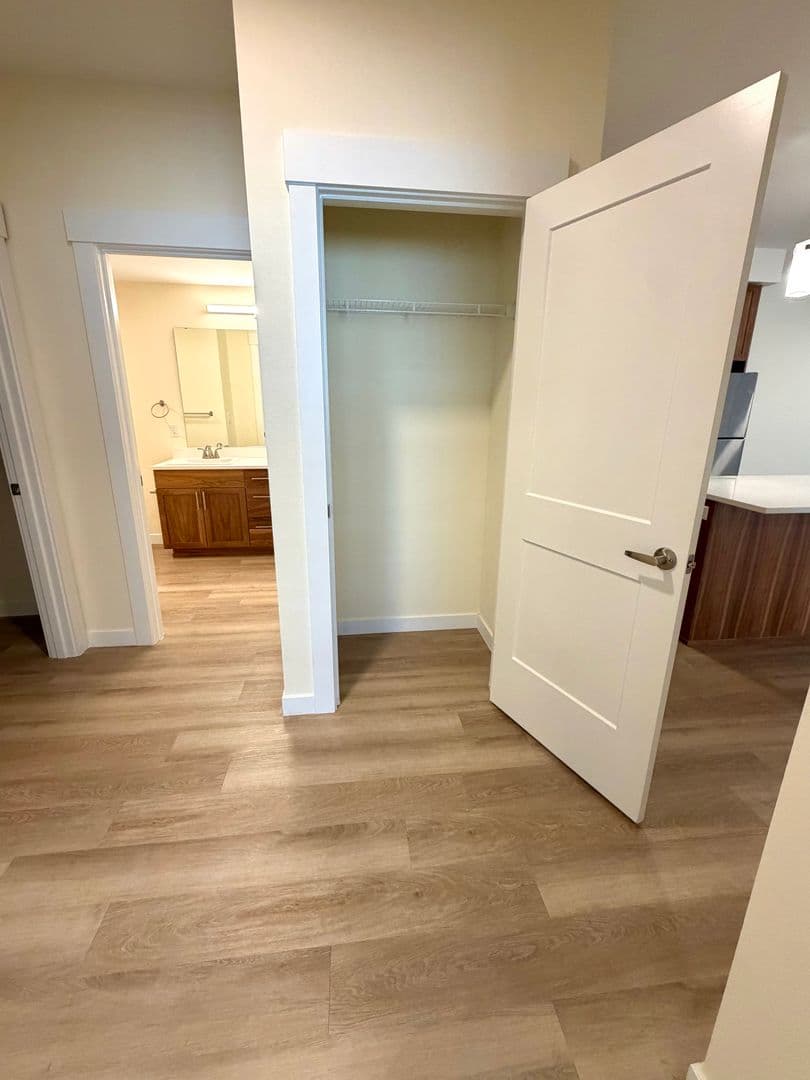 Vancouver Apartment: 2703 NE 99th St