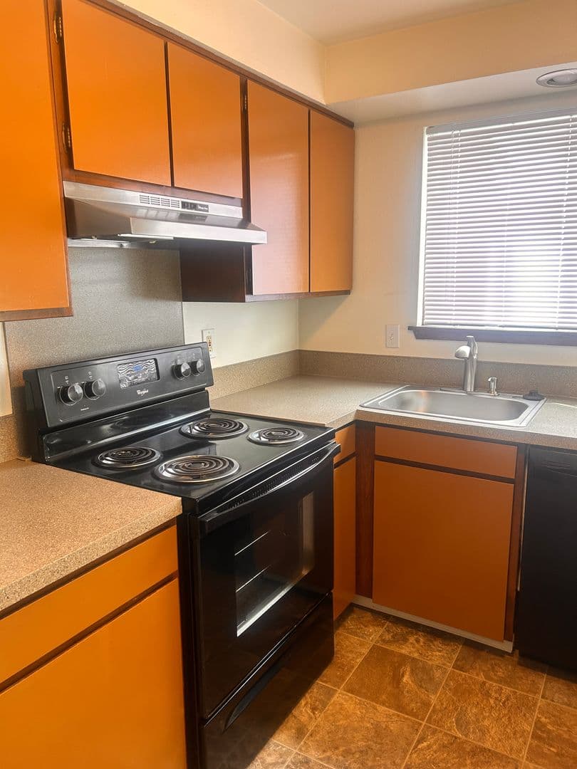 Vancouver Apartment: 607 R St.
