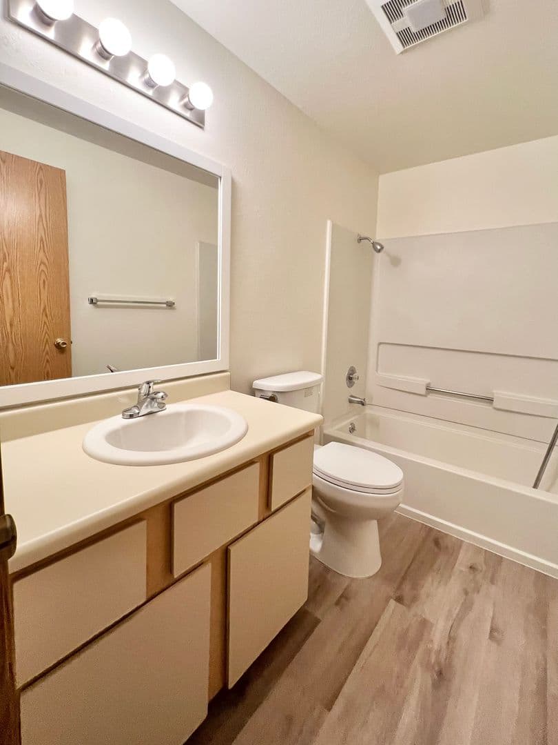 Vancouver Apartment: 8500 NE Hazel Dell Avenue