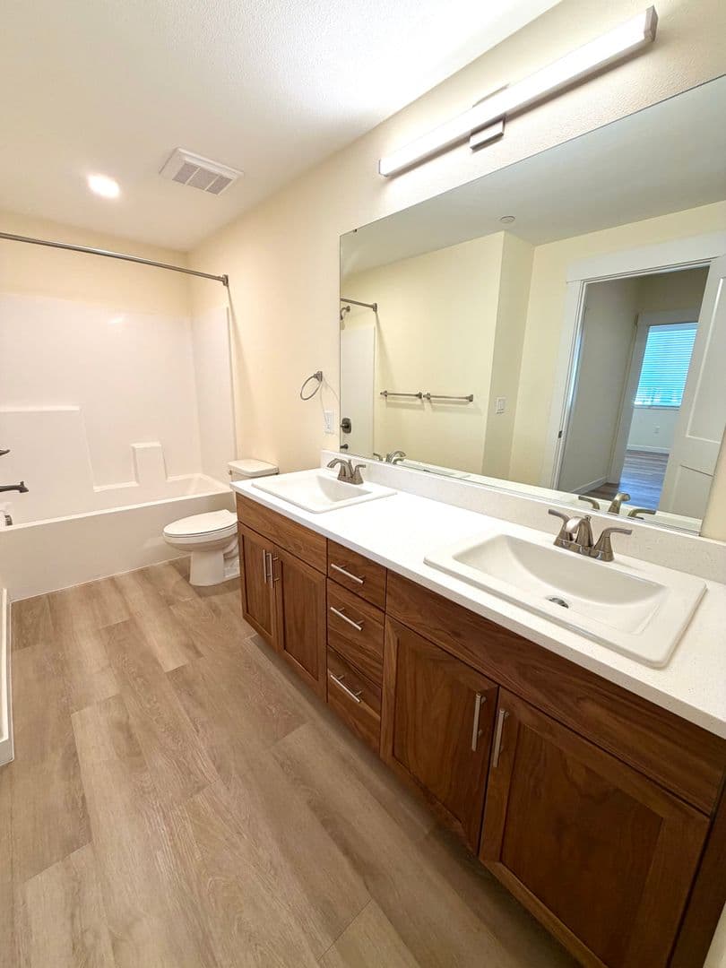 Vancouver Apartment: 2703 NE 99th St