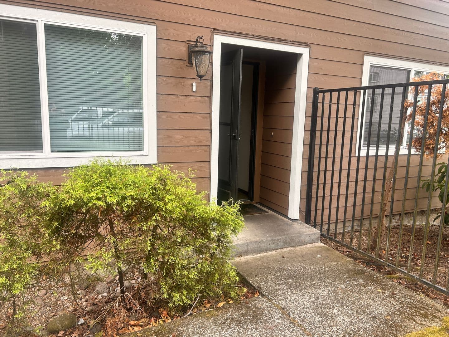 Vancouver Apartment: 607 R St.