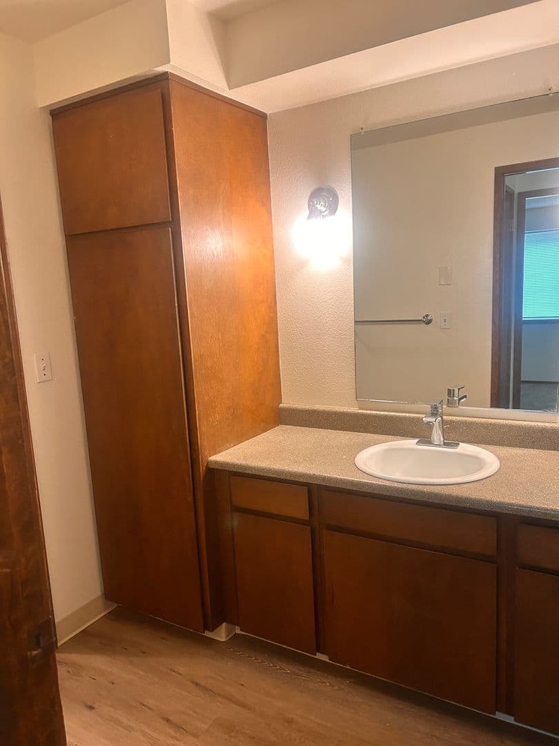 Vancouver Apartment: 607 R St.