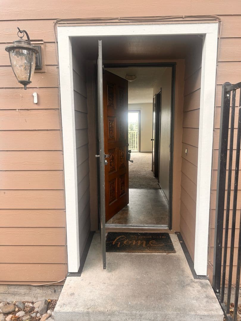Vancouver Apartment: 607 R St.