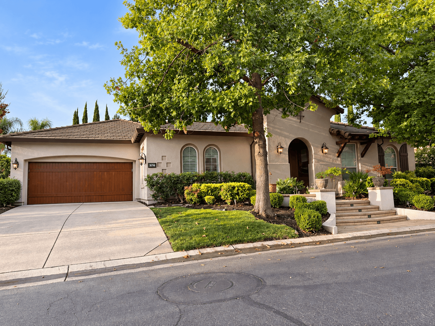 Sacramento House: 3744 Clubside Lane