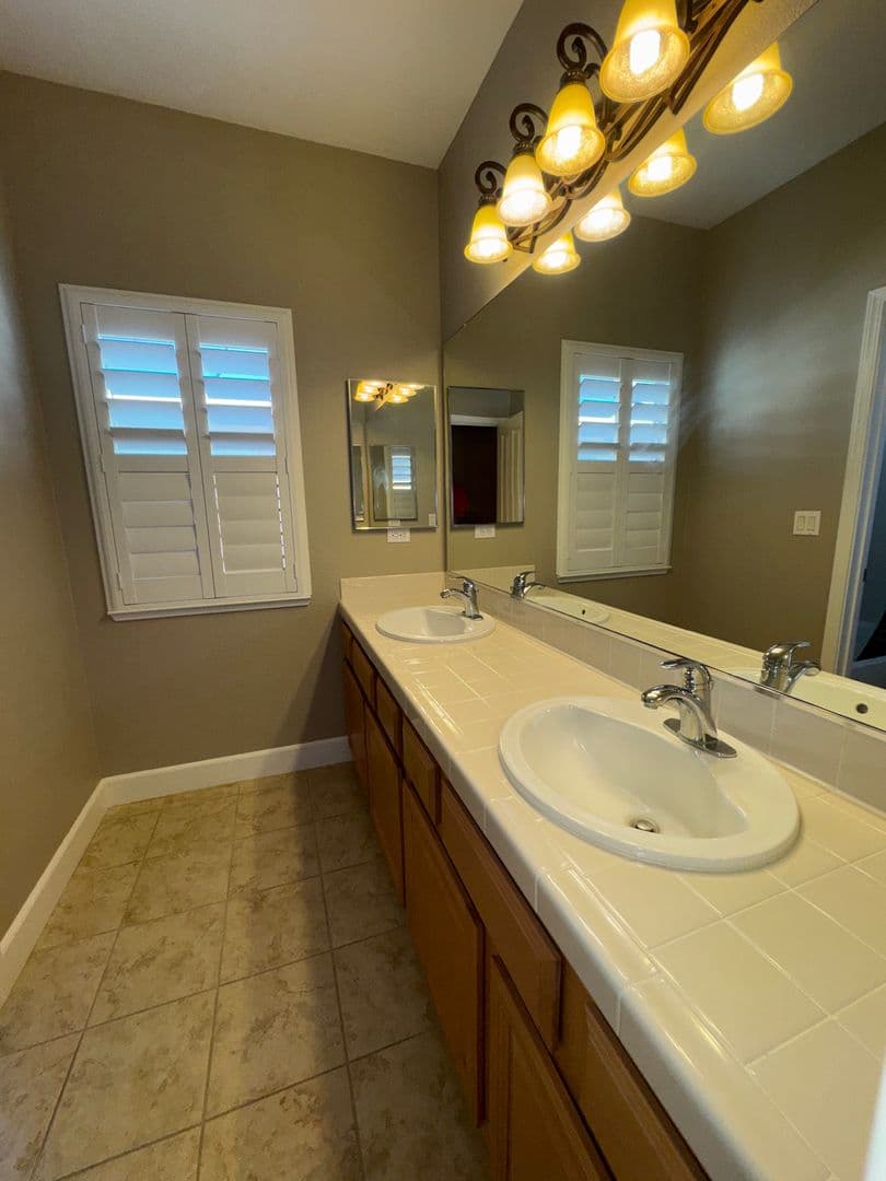 Elk Grove House: 10364 Via Cinta Court