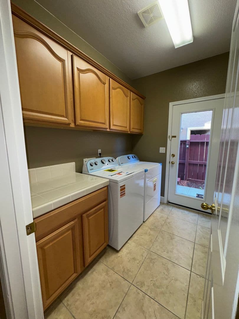 Elk Grove House: 10364 Via Cinta Court