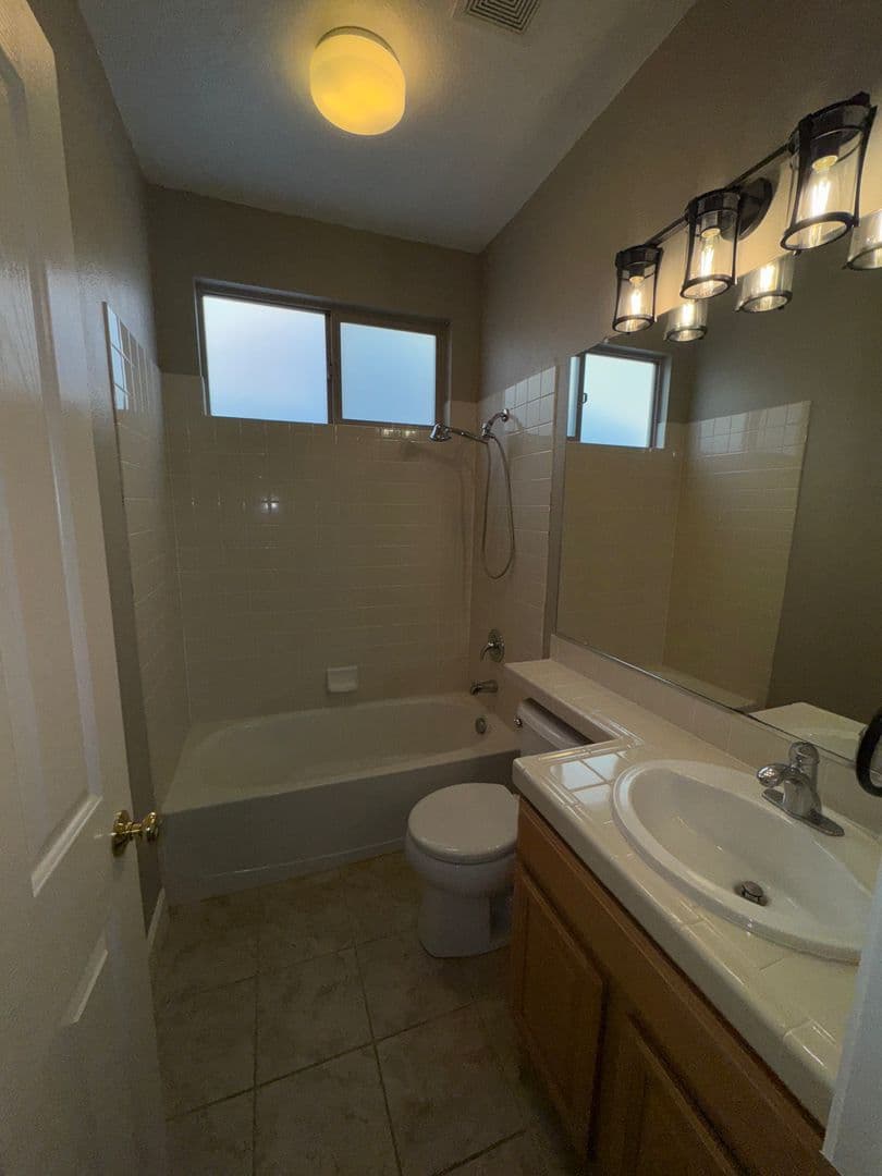 Elk Grove House: 10364 Via Cinta Court